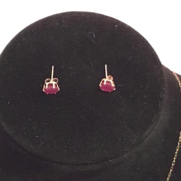 Lovely 10k gold & ruby necklace & earrings set - Picture 3 of 6